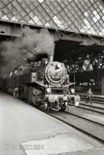 BR 86, hier mit edv-Nummer, um 1985 in Dresden Hbf vor Sonderzug Sterntreffen Drrrhrsdorf