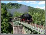 Die Ausfahrt des Kehrtunnels im Weiler der Museumsbahn Wutachtal mndet in Fahrtrichtung Blumberg direkt auf die Brcke, die in 28 Metern Hhe und mit einer Lnge von 107 Metern die Wutachschlucht