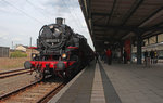 Am 30.04. und 01.05.2015 war Saisoneröffnung im BW Glauchau bei der IG Traditionslok 58 3047 e.V.. Dazu hatte man an den beiden Tagen eine kleine Rundfahrt mit der 86 1333-3 von Glauchau über Zwickau, Werdau, Crimmitschau, Gößnitz zurück über Meerane nach Glauchau durchgeführt.

86 1333-3 steht am 30.04.2016 bei ihrer zweiten Runde in Zwickau (Sachs) Hbf und wartet auf die Abfahrt.