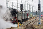 Der Historische Sonderzug mit den Lok’s der BR 86 als Zuglok und der BR 112 als Schlusslok sind vom  Bahnsteig 6 in Stralsund mit viel Dampf abgefahren.