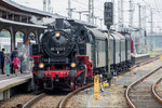 Sonderzug mit den Lok’s der BR 86 als Zuglok und der BR 112 als Schlusslok am Bahnsteig 6 in Stralsund warten auf das Abfahrtsignal.