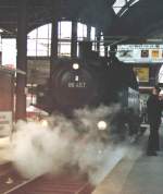 86 457  letzte Fahrt der Saison 2000 
        im Kieler Hbf , vom Zug abgekuppelt wartet die 86er das ,
        da Stumpfgleis frei wird zur ausfahrt zum Bw....
        Mittlerweise ist dies Bild schon Historisch ,
        weil der Kieler Hbf umgebaut wurde und
        nach dem Brand, im Verkehrsmuseum Nrnberg Lokschuppen,
        im Oktober 2005.
        Wo die Maschiene ein Opfer des Feuers geworden ist,
        nebst anderen Wertvollen Unikaten, nicht wiederholbar....