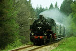 11.05.1985, Dampflokfest in Nossen. Auf der  Zellwaldbahn  fanden Sonderfahrten mit einer historischen Zuggarnitur statt. Zuglok war 86 001, 50 1002 schob nach.