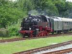 86 1333 der PRESS am 26.07.24 mit einem Sonderzug bei der Einfahrt in Putbus.