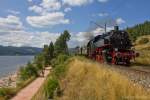 Direkt am Schluchsee entlang verläuft die Dreiseenbahn bei Aha.