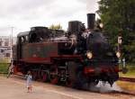 Die 1912 in Knigsberg gebaute Lok mit einer jugendlichen Verehrerin....gerade hat die 92 638-0 ihre Wasservorrte aufgenommen und wird in Krze vor den Zug setzen um dann um 12:30 nach Hille ab zu dampfen.....Sonntag 8.7.2012