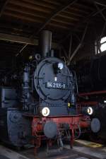 94 2105-8 Im kleinen Ringlokschuppen von Schwarzenberg (Eisenbahnmuseum) 14.02.2014 12:37 Uhr. (Museum geöffnet, aber Lokschuppentore geschlossen)