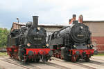 94 1538 der Rennsteigbahn und die in Sonneberg unterstellte 95 0009-1 vor dem Lokschuppen in Sonneberg.