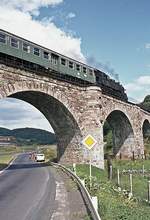 094 533 + Pz  auf Steinviadukt über Straße