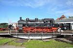 Impressionen von den Rieser Dampftagen im Bayerischen Eisenbahnmuseum: DRG Dampflok 94 1697 präsentiert sich den Fotografen auf der Drehscheibe. 09.10.2022