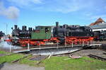 Impressionen von den Rieser Dampftagen im Bayerischen Eisenbahnmuseum: Lok 9  Ries  legt sich ins Zeug um 94 1697 auf ihren Platz am Lokschuppen zu schieben. 09.10.2022