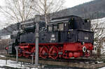 94 1538, vom Tender her gesehen, am  06.01.1984 als Denkmallokomotive neben dem Bf. Gönnern.