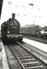 94 1292 im alten Erfuter Hbf um 1986, rechts ein Gterzug der achtziger Jahre, sogar ein Wagen mit Autos beladen !!