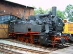 94 2105 in Schwarzenberg am 30.07.05, 
94 2105 ist die letzte erhaltene XI HT der ehemaligen schsischen Staatseisenbahn. Gebaut von der Schsischen Maschinenfabrik vorm. Richard Hartmann Chemnitz unter der Fabriknummer 4561/1923. Zuletzt war sie 1976 auf der berhmten Steilstrecke von Eibenstock unterwegs.