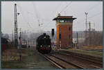 Nach einem Einsatz auf der Rübelandbahn setzt 95 027 in Blankenburg Pbf um und passiert dabei das Stellwerk W 2 (GS II, 1963 in Betrieb genommen).