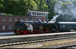 Mit Tender voraus steht 95 1027-2 (95 027 | 95 0027-3 | Hanomag pr. T 20) zur Rückfahrt nach Blankenburg(Harz) als  GLAStridExpress  im Personenbahnhof Rübeland bereit.
Aufgenommen hinter einem Zaun.

🧰 Traditionsgemeinschaft 50 3708 e.V. | Arbeitsgemeinschaft Rübelandbahn
🚩 Bahnstrecke Blankenburg (Harz)–Tanne (Rübelandbahn | 6864)
🕓 4.9.2021 | 16:02 Uhr