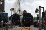 95 027 steht da und dampft ein wenig mit als 50 3051 auf die Drescheibe fhrt. 21.08.2010, Gostenhof, Dampflokfestivial