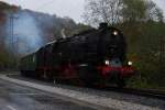 Nach langer Wartezeit im strmenden Regen kommt die Dampflokomotive 95 027 mit dem Sonderzug endlich.