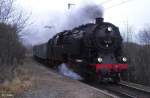 95 027 der Arbeitsgemeinschaft Rbelandbahn mit Sonderzug  Frankenstein-Express  von Blankenburg zur Theaterauffhrung in den Tropfsteinhhlen nach Rbeland, fotografiert am Hp. Braunesumpf zwischen Blankenburg und Httenrode am 26.11.2011