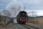 Die Dampflokomotive 95 027 war am 25. Februar 2012 auf der Rbelandbahn unterwegs als Winter-Wander-Express. Hier fhrt sie mit den zwei Personenwagen zwischen Rbeland und Httenrode in Richtung Blankenburg.