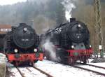 95 6676 und 95 027 am 15.02.2015 vor dem Lokschuppen in Rübeland.