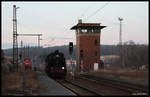 95027 rangiert bei Sonnenuntergang am 29.1.2017 in Höhe des noch unverzichtbaren Stellwerks im Bahnhof Blankenburg.