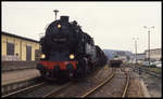 951016 wartet am 9.10.1992 im Bahnhof Schmiedefeld mit ihrem Güterzug auf die Überholung durch 951027, die mit einem Personenzug aus Lauscha erwartet wird. 