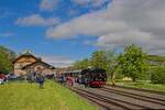 98 886 steht zu ihrer 100. Jubiläumsfeier mit dem Rhön-Zügle abfahrbereit im Bahnhof Fladungen (05.05.2024)