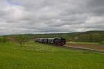 98 886 zieht zu ihrer 100. Jubiläumsfeier das Rhön-Zügle in Richtung Nordheim (05.05.2024)