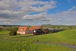 98 886 an ihrer 100. Jubiläumsfeier mit dem Rhön-Zügle kurz vor Ostheim (05.05.2024)