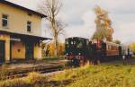 Der Traditionszug des Bayerischen Eisenbahnmuseums nach Nrdlingen hlt im Oktober 1988 in Wallerstein vor dem noch unverbauten Empfangsgebude.