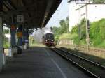 Lok 131.060 fhrt mit Sonderzug (DPE 88547) des Vereins Lbecker Verkehrsfreunde -VLV- im Bahnhof Bad Kleinen am Bahnsteig 4 ein.