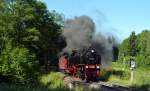 99 222 bespannte am Abend des 01.07.15 den vorletzten Zug des Tages hinauf zum Brocken. Nach der Abfahrt in Drei-Annen-Hohne wurde anschließend der dortige Bahnübergang überquert.