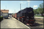 997238 steht am 12.5.1994 mit einem Personenzug am Hausbahnsteig in Benneckenstein.