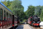 99 2324-4 kreuzt gerade mit 99 2323-6 im Bahnhof von Heiligendamm.