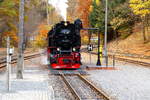 Gerade hat 99 234 am 21.10.2018 im Bahnhof Eisfelder Talmühle umgesetzt und steht nun am Wasserkran, welcher vom Lokführer punktgenau über die Füllluke des Wasserkastens