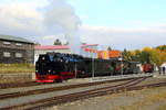 Nachdem P 8929 am 21.10.2018 den Bahnhof Benneckenstein passiert hat, sind die Gleise nun frei für die Rangierfahrt von 99 234 mit ihrem IG HSB-Sonder-PmG. Es geht darum, einen am Vortag auf dem Abstellgleis geparkten offenen Güterwagen wieder in den Zugverband aufzunehmen. Damit die Sache nicht zu einfach und für die Fotografen interessanter wird, soll der abgestellte Güterwagen zwischen Personen- und dem hinten zu sehenden gedeckten Güterwagen laufen, zu welchem Zweck dieser erst einmal abgekuppelt wurde.