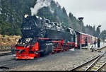 99 7241-5 (99 241) der Harzer Schmalspurbahnen GmbH (HSB) als P 8933 von Wernigerode Hbf zum Brocken steht im Bahnhof Schierke auf der Brockenbahn (Bahnstrecke Drei Annen Hohne–Brocken | KBS