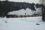 Bei dsterem Winterwetter fhrt 99 7234-0 mit ihrem Zug, durch den Harz, dem Brocken entgegen.