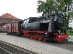 Khlungsborn-West; Dampflokomotive 99 332 der  DR  mit einem gedeckten Gterwagen der gattung GGw, Khlungsborn-West 29.05.2011