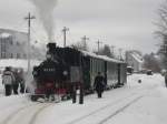 Winterferiendampf in Schnheide, am 14.02.10. 99 582 steht in Sttzengrn zur Abfahrt bereit.