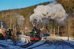 Die 99 1715 der Preßnitztalbahn war am 28.12.2024 geschmückt mit einem Tannenbaum, hier sieht man sie bei der Ausfahrt aus Schmalzgrube Richtung Jöhstadt.