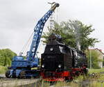 99 7243-1  beim Bekohlen in der  Kamille  Die Bekohlung befindet sich auch der Neugestaltung der Bahnhofes Gernrode am westlichen Ende der relativ  umfangreichen Gleisanlagen.