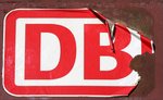 So langsam verabschiedet sich dieses DB Logo vom Schüttgutwagen, der Zahn der Zeit nagt unweigerlich am Plastikemblem! Gesehen am 02.Sept.2016 an einen abgestellten Schüttgutwagen am Stolberger Bahnhof.