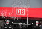 Eisig ist's in Halle(Saale)Hbf...
Blick auf ein mit Eiszapfen versehendes DB-Logo an einem DABpbzfa (Steuerwagen). [17.3.2018 | 17:21 Uhr]