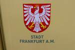 Logo der Stadt Frankfurt am Main an VGF Düwag L-Wagen 124 am 23.04.23 bei einer Sonderfahrt
