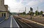 Mit dem Fahrrad von Kassel nach Halle (Saale) | Tag 1 Kassel–Witzenhausen
Strecken-km: 185,0

Der Bahnhof Hedemünden wird derzeit umgebaut. Ende des vergangenen Jahres ging ein neuer Bahnsteig an Gleis 2 in Betrieb. Seitdem wird der alte schmale Bahnsteig im Vordergrund, für den immer das Gleis 1 gesperrt werden musste, nicht mehr gebraucht. In einer Übergangszeit, als Bahnsteig 1 schon modernisiert und erhöht war, wurde sich mit einem Provisorium als Übergang beholfen, was ich im <a href= https://www.bahnbilder.de/bild/Deutschland~Detailfotos~Bahnsteige/1271741/den-wohl-beschwerlichsten-gleisuebergang-gibt-es.html  target= _blank >Juli 2021</a> dokumentiert hatte.
Ende 2022 sollen die Arbeiten abgeschlossen sein. Noch fehlen u.a. die Aufzüge.

🕓 15.8.2022 | 17:04 Uhr