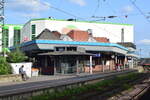 Blick auf den Hausbahnsteig inn Völklingen mit dem 1992 eingeweihten neuen Empfangsgebäude.

Völklingen 30.09.2023