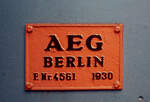 Das Foto vom 19.07.1987 zeigt das Originalherstellerschild der 1930 von AEG gebauten 381 101 während ihrer Verwendung am Werklok bei Interfrigo Basel.