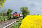 232 147 kam aus dem Bahnhof Lubmin, am ehemaligen KKW und fuhr zurück in Richtung Greifswald, um in den Anschluss Vierow zu rangieren, mit den gefüllten Getreidewagen, 12.05.2020 nahe Lubmin.